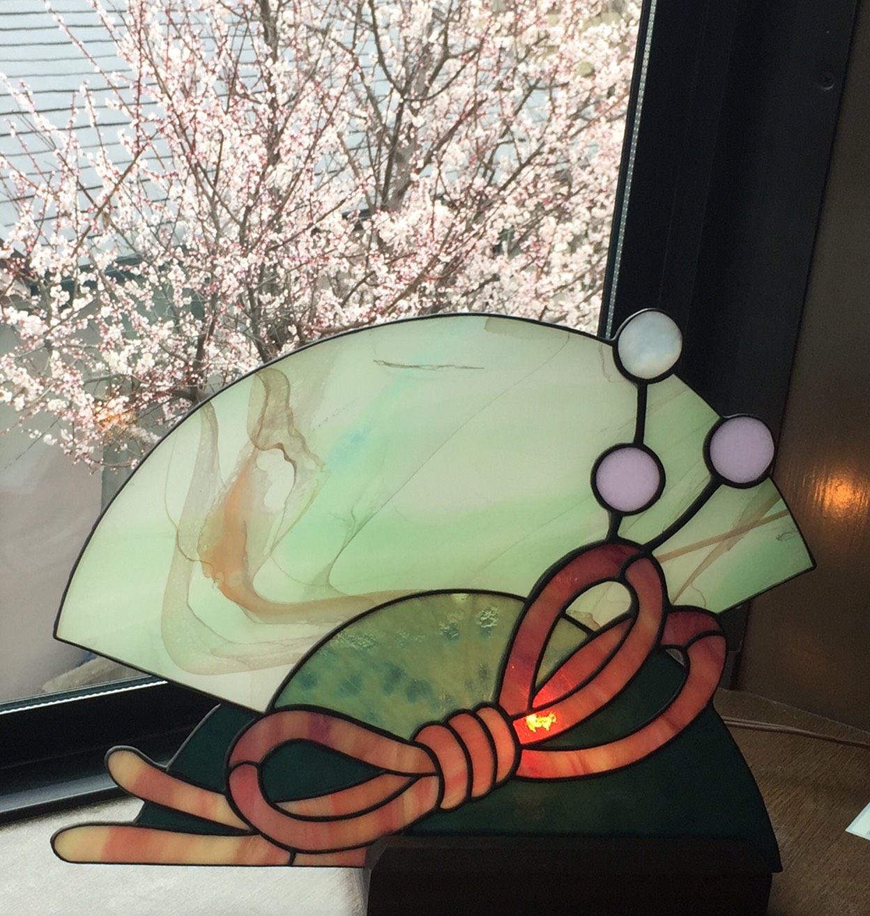 窓から見える満開の梅の花をバックに 千田屋ガラス店 公式サイト 福山市 府中市 尾道市のガラス修理 交換なら